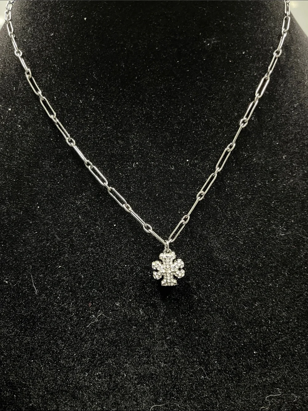 NWOT Tory Burch Kira Clover Pave Pendant Necklace Paperclip Style Gunmetal Grey